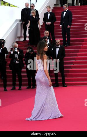 Célébrités arrivant au tapis rouge du Festival de Cannes 75th 2022 Banque D'Images