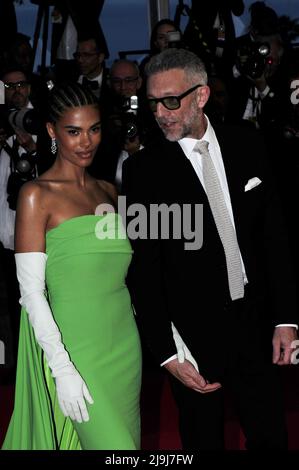 Célébrités arrivant au tapis rouge du Festival de Cannes 75th 2022 Banque D'Images