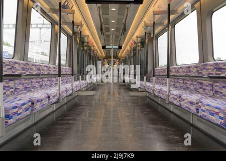 Londres, Royaume-Uni, 23rd mai 2022 : vue de l'intérieur du wagon Elizabeth Line. Une fois que le projet Crossrail a terminé avec succès la dernière étape de test de la ligne cette semaine, la ligne Elizabeth, très retardée, doit s'ouvrir aux clients payants entre Paddington et Abbey Wood le mardi 24th mai 2022 , la semaine précédant les célébrations du jubilé de la Reine. Crédit : glosszoom/Alamy Live News Banque D'Images