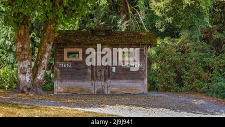 toilettes extérieures en nature pour les femmes et les hommes au Canada. Toilettes en bois dans le parc. Vue sur la rue, photo de voyage, mise au point sélective Banque D'Images