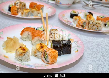 Ensemble varié de délicieux sushis orientaux frais au salon de gros plan Banque D'Images