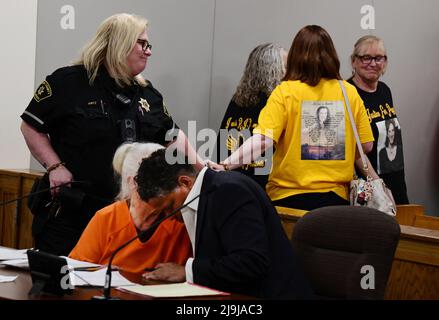 Racine, Wisconsin, États-Unis. 23rd mai 2022. Les parents de Peggy Lynn Johnson-Schroeder, dont sa sœur HEATHER LESLIN, marchent derrière LINDA LAROCHE après avoir été condamnée à la prison à vie sans libération conditionnelle pour le meurtre de Johnson-Schroeder en 1999, Et une peine de cinq ans consécutive pour avoir dissimulé un cadavre lors de son audience de détermination de la peine, le lundi 23 mai 2022, à racine, Wisconsin. LA ROCHE a chassé Johnson-Schroeder de sa maison dans le nord de l'Illinois et a déversé son corps dans un champ de ferme dans le comté rural de racine après l'avoir tuée. (Image de crédit : © Mark Hertzberg/ZUMA Press Wire) Banque D'Images