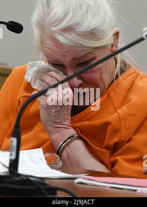 Racine, Wisconsin, États-Unis. 23rd mai 2022. LINDA LAROCHE crie et proclame son innocence lors de son audience de détermination de la peine le lundi 23 mai 2022 à racine, Wisconsin. Elle a été condamnée à la prison à vie sans libération conditionnelle pour le meurtre de Peggy Lynn Johnson-Schroeder, la femme de ménage de 1999, et à cinq ans d'emprisonnement pour avoir dissimulé un cadavre. LAROCHE a conduit Johnson-Schroeder dans le comté rural de racine et a déversé son corps dans un champ de ferme. Elle est restée non identifiée comme Jane Doe pendant 20 ans. (Image de crédit : © Mark Hertzberg/ZUMA Press Wire) Banque D'Images