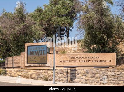 Simi Valley, Californie, États-Unis - 27 avril 2022 : Bibliothèque présidentielle Ronald Reagan. Panneau en pierre marron double et affichage électronique à l'entrée de la route Banque D'Images