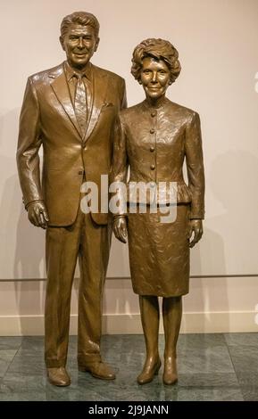 Simi Valley, Californie, États-Unis - 27 avril 2022 : Bibliothèque présidentielle Ronald Reagan. Statues brunes lifesize, d'épaule à épaule, du président et Banque D'Images