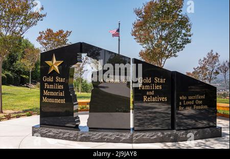 Simi Valley, Californie, États-Unis - 27 avril 2022 : Bibliothèque présidentielle Ronald Reagan. Gold Star Memorial Monument dans le jardin vert est la statue noire avec te Banque D'Images