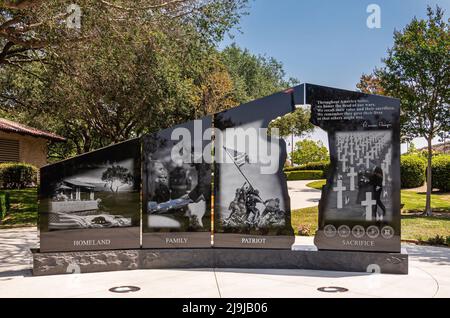 Simi Valley, Californie, États-Unis - 27 avril 2022 : Bibliothèque présidentielle Ronald Reagan. L'arrière du Gold Star Memorial Monument dans le jardin vert est la statue noire Banque D'Images
