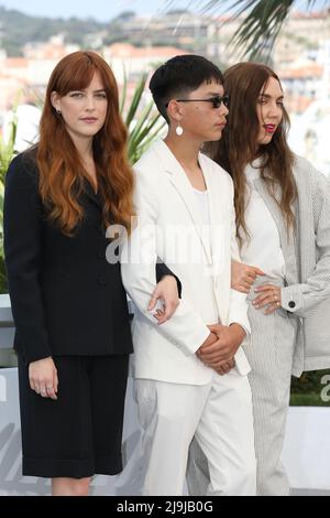 21 mai 2022, Cannes, Côte d'Azur, France : RILEY KEOUGH, LADAINIAN CRAZY THUNDER et GINA GAMMELL assistent à la séance photo « War Pony » du Festival de Cannes 75th (Credit image: © Mickael Chavet/ZUMA Press Wire) Banque D'Images
