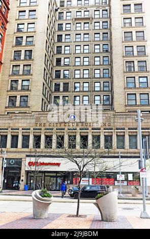 Le City Club Building, situé sur Euclid Avenue, dans le centre-ville de Cleveland, Ohio, aux États-Unis, accueille le forum historique de la liberté d'expression dans le City Club. Banque D'Images