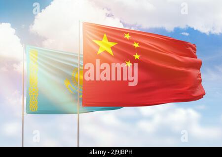 Ciel bleu ensoleillé et drapeaux de la chine et du kazakhstan Banque D'Images