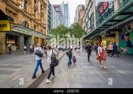 Sydney, Australie - 23 mars 2022 : vue sur les gens au Pitt Street Mall, dans le quartier des affaires de Sydney Banque D'Images