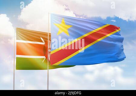 Ciel bleu ensoleillé et drapeaux de la rd congo et du kenya Banque D'Images