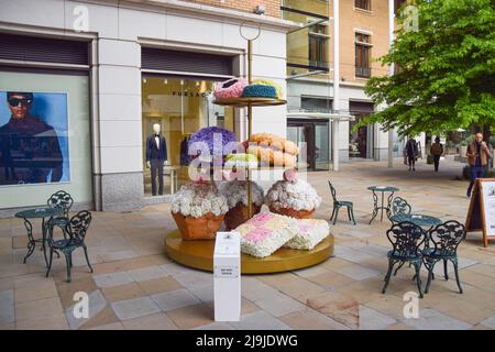 Londres, Royaume-Uni. 23rd mai 2022. L'exposition de fleurs « Mad Hatter's Tea Party » est visible sur Duke of York Square lors du spectacle d'art floral gratuit Chelsea in Bloom. Les magasins, hôtels et restaurants de la région de Chelsea à Londres participent à la compétition annuelle, et le thème 2022 est « British Icons ». Crédit : SOPA Images Limited/Alamy Live News Banque D'Images