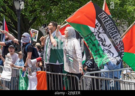 New York, États-Unis, 22/05/2022, New York, États-Unis. 22nd mai 2022. Les personnes qui soutiennent la protestation de l'État palestinien lors de la Parade des célébrations d'Israël à New York. Le JCRC-NY Celebrate Israel Parade est la plus grande expression de solidarité avec l'État juif. Venez nous rejoindre et encouragez plus de 40 000 marcheurs, des dizaines de fabuleux chars, des groupes de marche et quelques artistes musicaux juifs et israéliens passionnants ! Le défilé se poursuit sur la Cinquième Avenue de 57th rue à 74th rue, affichant la passion pour l'État d'Israël et l'amour pour la communauté juive mondiale. Crédit: SOPA Images Li Banque D'Images