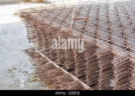 nouveau filet d'armature rouillé fait de barres minces en acier ondulé empilées dans plusieurs palettes, sélectif foyer Banque D'Images