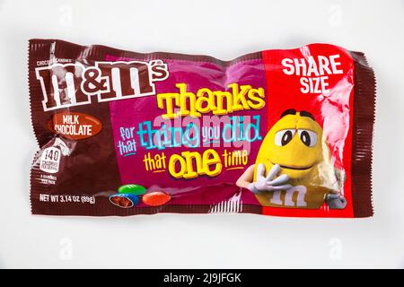 MMS de bonbons au chocolat au lait coloré avec message sur l'emballage. Banque D'Images