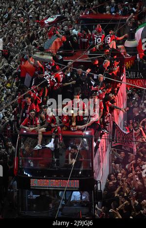 Milan, Italie. 23rd mai 2022. Les membres de l'équipe de l'AC Milan applaudissent avec les fans en célébration de l'AC Milan qui a remporté la ligue italienne de football de Serie À Milan, Italie, le 23 mai 2022. Crédit: Alberto Lingria/Xinhua/Alay Live News Banque D'Images