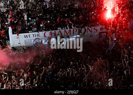 Milan, Italie. 23rd mai 2022. Les membres de l'équipe de l'AC Milan applaudissent avec les fans en célébration de l'AC Milan qui a remporté la ligue italienne de football de Serie À Milan, Italie, le 23 mai 2022. Crédit: Alberto Lingria/Xinhua/Alay Live News Banque D'Images