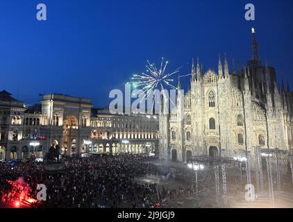 Milan, Italie. 23rd mai 2022. Des feux d'artifice sont visibles sur la place du Duomo pour célébrer l'AC Milan qui a remporté la ligue italienne de football de la série à Milan, en Italie, le 23 mai 2022. Crédit: Alberto Lingria/Xinhua/Alay Live News Banque D'Images