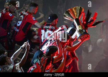 Milan, Italie. 23rd mai 2022. Les membres de l'équipe de l'AC Milan applaudissent avec les fans en célébration de l'AC Milan qui a remporté la ligue italienne de football de Serie À Milan, Italie, le 23 mai 2022. Crédit: Alberto Lingria/Xinhua/Alay Live News Banque D'Images