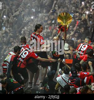 Milan, Italie. 23rd mai 2022. Les membres de l'équipe de l'AC Milan applaudissent avec les fans en célébration de l'AC Milan qui a remporté la ligue italienne de football de Serie À Milan, Italie, le 23 mai 2022. Crédit: Alberto Lingria/Xinhua/Alay Live News Banque D'Images