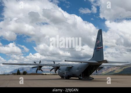 Les aviateurs de la 366th Fighter Wing, base aérienne de Mountain Home, Idaho, se préparent à se déployer à bord d'un C-130J Super Hercules de la 317th Air Lift Wing, Dyess, Texas, pour soutenir l'exercice Raging Gunfighter 22-2 à la base aérienne de Hill, Utah, le 20 mai 2022. Raging Gunfighter est un exercice qui a lieu dans l'Utah et qui présente les concepts d'emploi de combat Agile et exige que les unités soient déployées en tant qu'ailes expéditionnaires Air pour utiliser des éléments de soutien opérationnel de base, de commande et de génération de mission à partir d'une base d'exploitation principale tout en soutenant une base d'exploitation avancée, dans un environnement contesté Banque D'Images