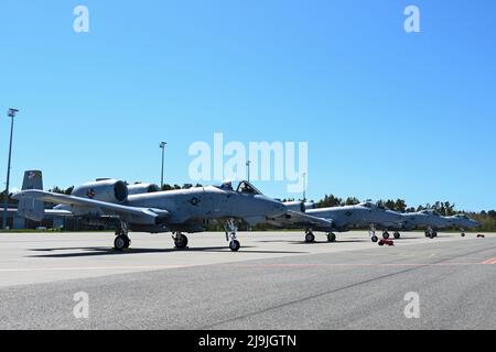 Quatre avions Thunderbolt II A-10C affectés au 104th Fighter Squadron, Garde nationale aérienne du Maryland, arrivent à la base aérienne d'Amari, prête à mener une formation Agile combat Employment à l'appui de l'exercice DEFENDER-Europe 22, le 16 mai 2022, à Harjumaa, en Estonie. DEFENDER-Europe 22 est un exercice d’entraînement multinational conçu pour démontrer la capacité de l’USAREUR-AF à regrouper rapidement la puissance de combat basée aux États-Unis en Europe de l’est sur plusieurs théâtres pour soutenir l’OTAN et la Stratégie de défense nationale, ainsi que pour tirer parti des capacités nationales du pays hôte afin d’accroître la portée opérationnelle de l’USAREUR-AF. (U Banque D'Images