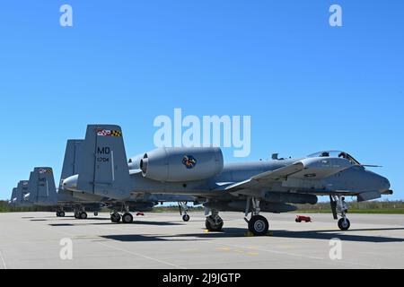 Quatre avions Thunderbolt II A-10C affectés au 104th Fighter Squadron, Garde nationale aérienne du Maryland, arrivent à la base aérienne d'Amari, prête à mener une formation Agile combat Employment à l'appui de l'exercice DEFENDER-Europe 22, le 16 mai 2022, à Harjumaa, en Estonie. DEFENDER-Europe 22 est un exercice d’entraînement multinational conçu pour démontrer la capacité de l’USAREUR-AF à regrouper rapidement la puissance de combat basée aux États-Unis en Europe de l’est sur plusieurs théâtres pour soutenir l’OTAN et la Stratégie de défense nationale, ainsi que pour tirer parti des capacités nationales du pays hôte afin d’accroître la portée opérationnelle de l’USAREUR-AF. (U Banque D'Images