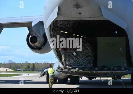 Des aviateurs affectés à l'aile de transport aérien 167th, Garde nationale aérienne de Virginie-Occidentale, déchargent des cargaisons d'un avion C-17 Globemaster III à l'appui de l'exercice DEFENDER-Europe 22, le 16 mai 2022, à la base aérienne d'Amari à Harjumaa, en Estonie. DEFENDER-Europe 22 est un exercice d’entraînement multinational conçu pour démontrer la capacité de l’USAREUR-AF à regrouper rapidement la puissance de combat basée aux États-Unis en Europe de l’est sur plusieurs théâtres pour soutenir l’OTAN et la Stratégie de défense nationale, ainsi que pour tirer parti des capacités de la nation hôte afin d’accroître la portée opérationnelle de l’USAREUR-AF. (É.-U. Photo de la Garde nationale aérienne par te Banque D'Images