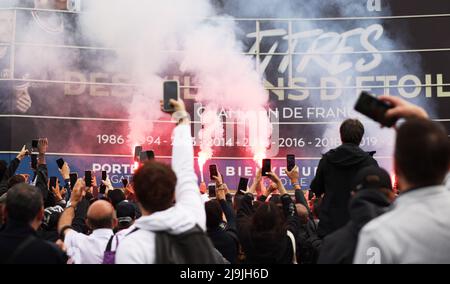 Paris, France. 23rd mai 2022. Les fans fêtent devant le stade du Parc des Princes à Paris le 23 mai 2022, deux jours après que le club a remporté le titre de Ligue 1 pour une dixième fois record et que son buteur Mbappe a choisi de signer un nouveau contrat jusqu'en 2025 au PSG plutôt que de rejoindre le Real Madrid. Credit: Gao Jing/Xinhua/Alamy Live News Banque D'Images