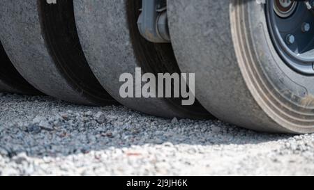 Gros plan comme un rouleau de route compacte le gravier afin de créer une base solide pour la nouvelle route d'accès des améliorations de l'infrastructure d'eau sur la base aérienne de Chièvres, Belgique, 27 mai 2022. (É.-U. Photo de l'armée par Pierre-Etienne Courtejoie) Banque D'Images