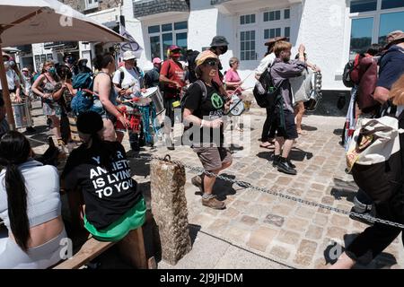 St Ives, Royaume-Uni. 13th juin 2021. Un groupe de samba joue le long du front de mer à St Ives lors de la journée d'action « All Hands on Deck » le dernier jour du sommet de G7 à Cornwall. Le thème est une référence à la troisième demande de la rébellion de l'extinction d'une Assemblée des citoyens sur la justice écologique et climatique pour aller au-delà de la démocratie parlementaire brisée et placer le pouvoir entre les mains des citoyens. (Photo de Joe M O'Brien/SOPA Images/Sipa USA) crédit: SIPA USA/Alay Live News Banque D'Images