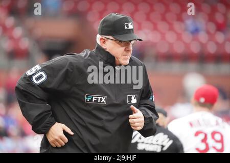 St. Louis, États-Unis. 23rd mai 2022. Le juge-arbitre Paul Emmel se dirige vers la deuxième base juste avant les Blue Jays de Toronto-St. Match de baseball des Louis Cardinals au stade Busch à St. Louis le lundi 23 mai 2022. Photo par Bill Greenblatt/UPI crédit: UPI/Alay Live News Banque D'Images