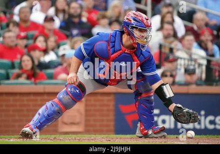 St. Louis, États-Unis. 23rd mai 2022. Toronto Blue Jays Catcher Alejandro Kirk fait un match de baseball dans le deuxième repas contre les Cardinals de St. Louis au Busch Stadium de St. Louis le lundi 23 mai 2022. Photo par Bill Greenblatt/UPI crédit: UPI/Alay Live News Banque D'Images