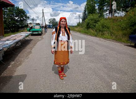 Yaremche, Ukraine. 12th juillet 2014. Une femme portant des vêtements traditionnels ukrainiens se trouve dans la rue des Carpates, dans l'ouest de l'Ukraine, pendant la guerre en cours en Ukraine dans la région du Donbass, en Ukraine orientale, contre les séparatistes pro-russes. (Photo de Joe M O'Brien/SOPA Images/Sipa USA) crédit: SIPA USA/Alay Live News Banque D'Images