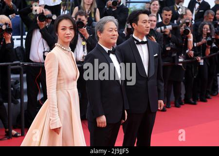 Cannes. 24th mai 2022. L'actrice Tang Wei (front L), réalisateur, producteur et scénariste Park Chan-Wook (front C) et l'acteur Park Hae-il arrivent à la projection du film 'décision de quitter (Heojil Kyolshim)' lors de l'édition 75th du Festival du film de Cannes, dans le sud de la France, le 23 mai 2022. Credit: Xinhua/Alay Live News Banque D'Images