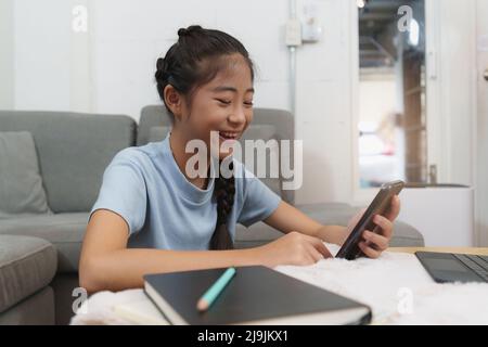 Homeschool asiatique petite jeune fille étudiant en cours en ligne. E-learning concept de formation en ligne. Banque D'Images