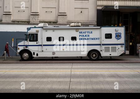 Seattle, États-Unis. 23nd mai 2022. Le terminal mobile de la police de Seattle près du bâtiment Amazon Ivy sur 3rd et Pine. SPD a établi une présence à temps plein dans la région après que le géant de la technologie a fait les gros titres en disant aux employés travaillant dans le bâtiment Ivy, ils peuvent choisir un autre emplacement Amazon pour travailler jusqu'à ce que la police prenne le contrôle de la criminalité dans le couloir Pike and Pine. Cela a suivi plusieurs fusillades sur 3rd et Pine. James Anderson/Alay Live News Banque D'Images