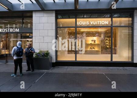 Seattle, États-Unis. 23nd mai 2022. Un garde de sécurité armé privé sur 5th et Pine à l'extérieur de Nordstorms. Les entreprises se tournent vers la sécurité privée armée et non armée dans le quartier commerçant de Westlake après une augmentation du vol et de la criminalité violente dans le centre-ville. La police de Seattle a mis en place un poste de police mobile en mars près du bâtiment Amazon Ivy le 3rd et Pine après que le géant de la technologie a fait la une des journaux en informant les employés travaillant dans le bâtiment Ivy, Ils peuvent choisir un autre endroit où s'exercer jusqu'à ce que la police prenne le contrôle du crime dans le couloir de Pike et Pine. James Anderson/Alay Live News Banque D'Images