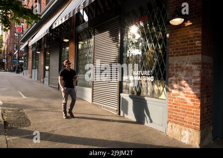 Seattle, États-Unis. 23nd mai 2022. Une personne passant par les vêtements Fjallraven sur 1nd et Pine. Les entreprises ont installé des portes coulissantes et du verre anti-chocs balistique dans le quartier commercial de Westlake après une augmentation du vol et des crimes violents dans le centre-ville. La police de Seattle a mis en place un poste de police mobile en mars près du bâtiment Amazon Ivy le 3rd et Pine après que le géant de la technologie a fait la une des journaux en informant les employés travaillant dans le bâtiment Ivy, Ils peuvent choisir un autre endroit où s'exercer jusqu'à ce que la police prenne le contrôle du crime dans le couloir de Pike et Pine. James Anderson/Alay Live News Banque D'Images