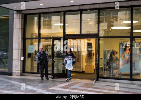 Seattle, États-Unis. 23nd mai 2022. Un garde de sécurité armé privé sur 5th et Pine à l'extérieur de Nordstorms rack. Les entreprises se tournent vers la sécurité privée armée et non armée dans le quartier commerçant de Westlake après une augmentation du vol et de la criminalité violente dans le centre-ville. La police de Seattle a mis en place un poste de police mobile en mars près du bâtiment Amazon Ivy le 3rd et Pine après que le géant de la technologie a fait la une des journaux en informant les employés travaillant dans le bâtiment Ivy, Ils peuvent choisir un autre endroit où s'exercer jusqu'à ce que la police prenne le contrôle du crime dans le couloir de Pike et Pine. James Anderson/Alamy Live Banque D'Images