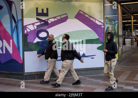 Seattle, États-Unis. 23nd mai 2022. Gardes de sécurité non armés sur 4th et Pine. Les entreprises se tournent vers la sécurité privée armée et non armée dans le quartier commerçant de Westlake après une augmentation du vol et de la criminalité violente dans le centre-ville. La police de Seattle a mis en place un poste de police mobile en mars près du bâtiment Amazon Ivy le 3rd et Pine après que le géant de la technologie a fait la une des journaux en informant les employés travaillant dans le bâtiment Ivy, Ils peuvent choisir un autre endroit où s'exercer jusqu'à ce que la police prenne le contrôle du crime dans le couloir de Pike et Pine. James Anderson/Alay Live News Banque D'Images