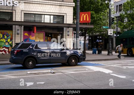 Seattle, États-Unis. 23nd mai 2022. SPD sur 3rd et PIN. La police de Seattle a mis en place un poste de police mobile en mars près du bâtiment Amazon Ivy le 3rd et Pine après que le géant de la technologie a fait la une des journaux en informant les employés travaillant dans le bâtiment Ivy, Ils peuvent choisir un autre endroit où s'exercer jusqu'à ce que la police prenne le contrôle du crime dans le couloir de Pike et Pine. James Anderson/Alay Live News Banque D'Images