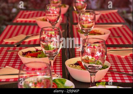 Table colorée dans la nature Banque D'Images