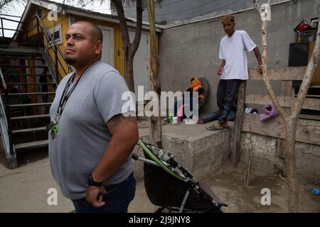 Tijuana, Mexique. 21st mai 2022. Ulis Renteria (l) est l'un des deux seuls employés de l'institution de l'église qui aident à l'auberge de migration d'Agape. (À dpa 'décision d'asile aux Etats-Unis: Les migrants se voient menacés et victimes de discrimination') Credit: Aimee Melo/dpa/Alamy Live News Banque D'Images