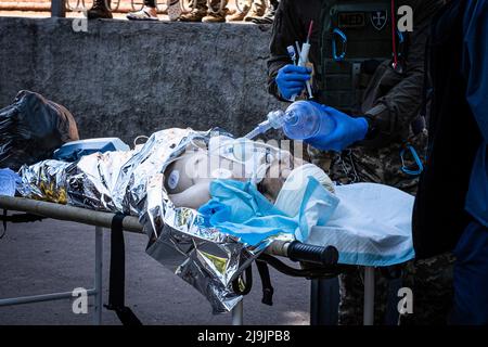 Bakhmut, Ukraine. 23rd mai 2022. Un soldat ukrainien blessé vu à l'extérieur d'un hôpital à Bakhmut. La région du Donetsk (Donbass) est en butte à de lourdes attaques, alors que les forces russes et ukrainiennes s'y disputent, au milieu de l'invasion russe complète de l'Ukraine commencée le 24 février, la guerre qui a tué de nombreux civils et soldats. Crédit : SOPA Images Limited/Alamy Live News Banque D'Images