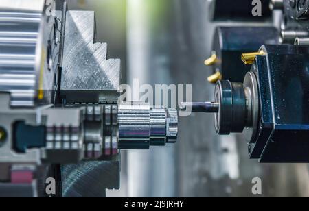 Machine à tourner CNC coupant la partie filetée métallique, la fabrication de pièces de haute technologie Banque D'Images