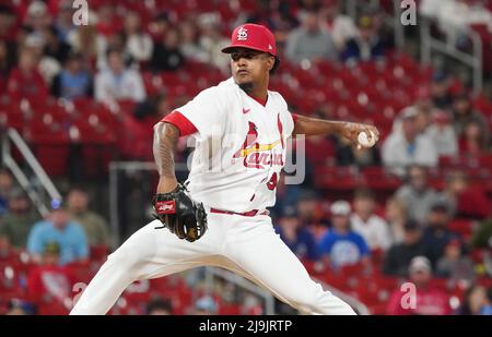 St. Louis, États-Unis. 24th mai 2022. Les Cardinals de St. Louis Pitcher Genesis Cabrera livre un terrain aux Blue Jays de Toronto, dans le 10th Dinning au Busch Stadium à St. Louis le lundi 23 mai 2022. Photo par Bill Greenblatt/UPI crédit: UPI/Alay Live News Banque D'Images