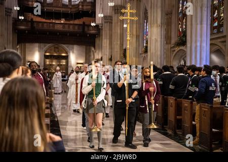 New York, États-Unis. 18th mai 2022. Les aînés diplômés de l'école secondaire catholique ouvrent la messe avec le cardinal Timothy Dolan à la cathédrale Saint-Patrick de New York, New York, le 18 mai 2022. (Photo de Gabriele Holtermann/Sipa USA) crédit: SIPA USA/Alay Live News Banque D'Images