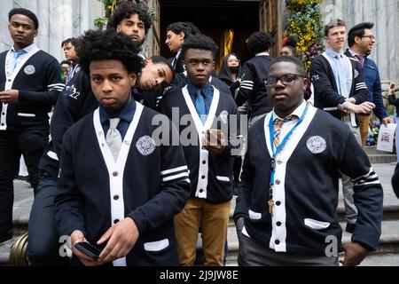 New York, États-Unis. 18th mai 2022. Les aînés du lycée catholique quittent la messe avec le cardinal Timothy Dolan à la cathédrale Saint-Patrick de New York, New York, le 18 mai 2022. (Photo de Gabriele Holtermann/Sipa USA) crédit: SIPA USA/Alay Live News Banque D'Images